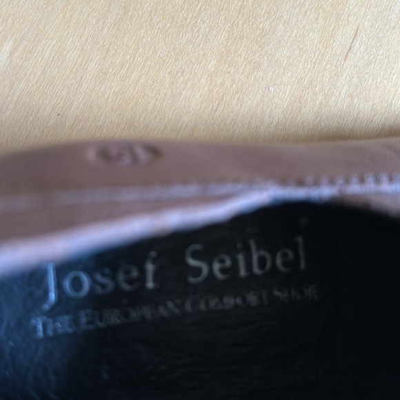 Josef Seibel Brown 1” heels - Picture 2 of 4
